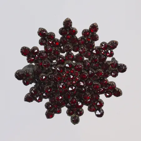 Brosch i gul/vitmetall med röda stenar/glas möjigen granater, Ø44mm 1900-talets första hälft med slitage 