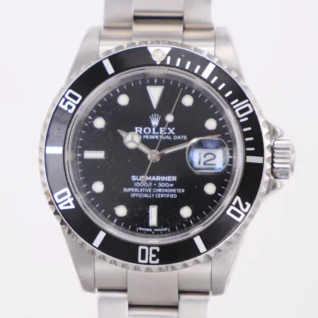 Herrur Rolex Submariner Date, stål, automatisk, 40mm, oysterlänk, extra länkbit, ref:16610 , snr: Y613438 , verknr: 39725704, Cal 3135 , boettnr: 2160 , Länknr: 93250, manual, certifikat daterat 9/5-2003, servicekritto från Bergströms Ur 2018-07-09, box, ytterkartong, 