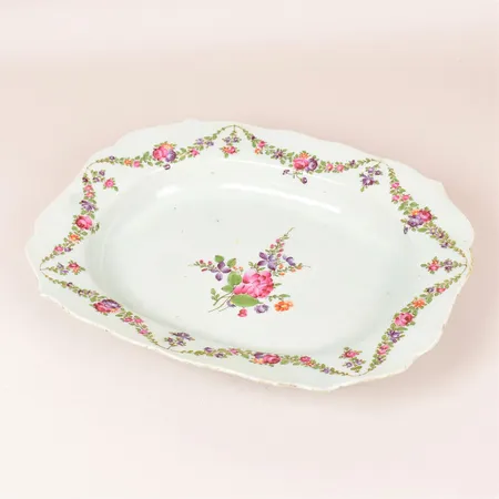 Terrinfat, porslin, Kina, Famille rose, Qianlong, sent 1700-tal, längd 38cm, kant med naggar.  Specialfrakt, kontakta pantbankskontoret för mer information.