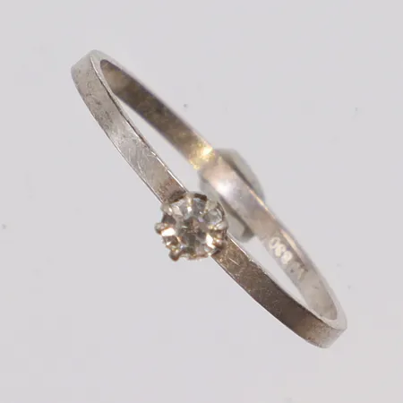Ring med vit sten stl 16½ bredd 1-2,5, VJ (Victor Janson) silver 830/1000 Vikt: 0,6 g