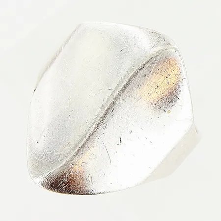 Ring 19½, bredd 6,5-25mm, ostämplad, silver. Vikt: 7,9 g