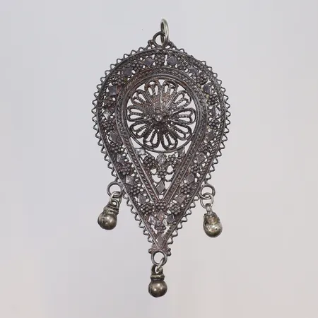 Hänge i filigranteknik med hängande detaljer 35x70mm silver 925/1000 Vikt: 10,5 g