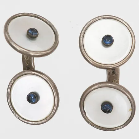 Ett par manschettknappar med pärlemor samt safirer, höjd: 25mm, bredd: 11mm, bruksslitage, en safir med nagg, bucklor, 830/1000 silver.  Vikt: 4,7 g