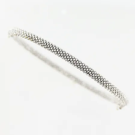 Armband, stelt vitguld, innermått: 17,2cm, bredd 3,6mm, öppningsbar, något skev, hål i låsdel från tillverkning, 18K.  Vikt: 14 g