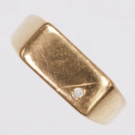 Klackring, vit sten, stl 19½, bredd 3-7mm, skev, 18K Vikt: 5,1 g