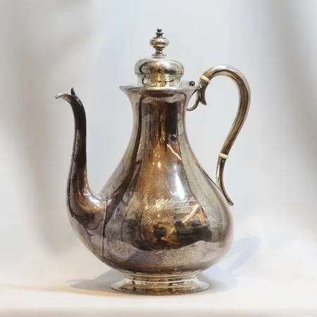 Kaffekanna höjd 26cm, gravyr (daterad 1870), med slitage, Christian Hammer, Stockholm 1868, silver 830/1000  Vikt: 598,6 g