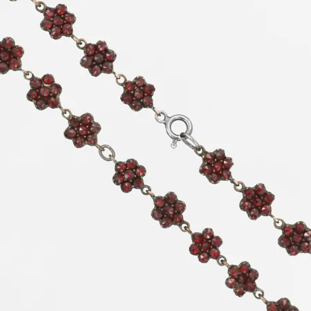 Collier med granater, längd: 42,5cm, bredd: 9mm, lagning i tenn, 925/1000 silver. Vikt: 15,6 g