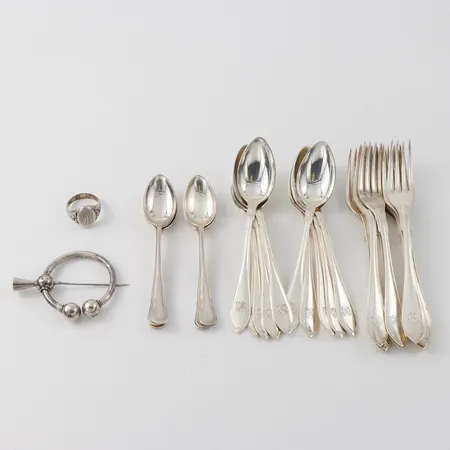Diverse bestick, ring,brosch,silver. Vikt: 488 g