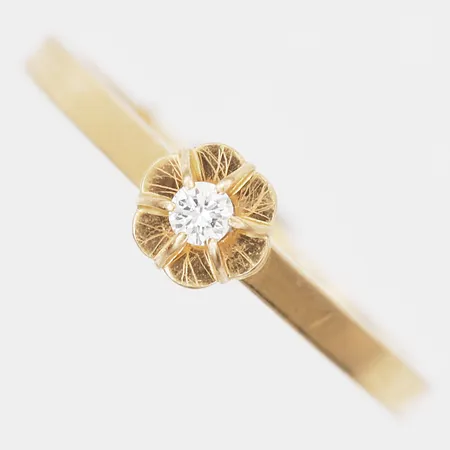 Ring med diamant 0,03ct enligt gravyr, stl: 15¾, Guldfynd AB, 1986 Solna, 18K guld. Vikt: 1,8 g