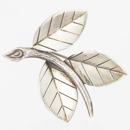 Brosch i form av en gren med löv, längd: 42mm, bredd: 35mm, smärre bruksslitage, silver.  Vikt: 5,2 g
