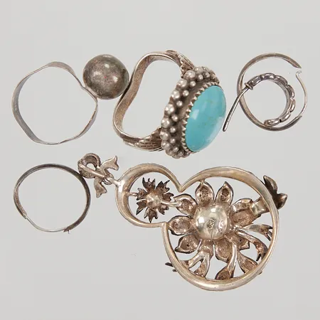 Ett par örhängen, Udda örhänge, 2 Ringar, Hänge, defekt, bucklor delar saknas, blandat silver, Vikt: 26,4 g