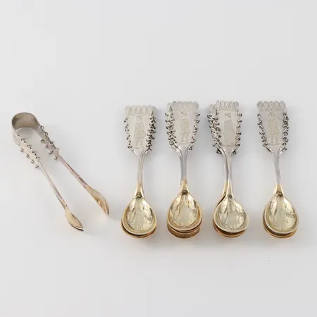 Kaffeskedar 13 st + sockertång med skrammelringar, längd ca 11 cm,Eric Lindbäck Nederkalix, silver delvis förgyllda. Vikt: 175 g