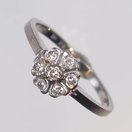Ring vitguld i carmosé med diamanter 7xca0,02-0,03ct stl 16¼ bredd 1,5-6mm, SSÄ 18K Vikt: 2,6 g