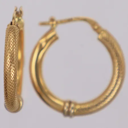 Ett par örhängen, Ø22,3mm, bucklor,18K. Vikt: 2,3 g