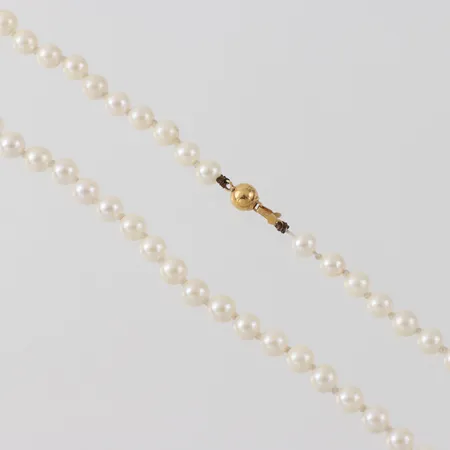 Collier, odlade pärlor, lås 18k. längd 46 cm, diameter ca 5.6 mm. Vikt: 0 g