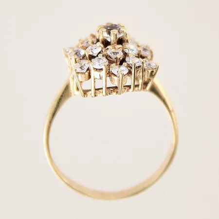 Ring med vita stenar, stl 18¾, bredd 3-15mm, 14K  Vikt: 4,4 g