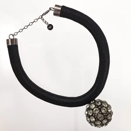 Collier Dyrberg/Kern klotformat hänge Ø40mm, med röktonade stenar tyghalsband, ställbar längd: 40-47cm, originaletui