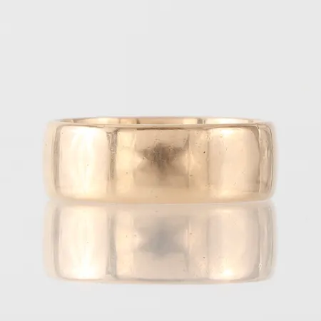 Ring slät med gravyr, Classic, storlek 21 mm, bredd 7.8 mm, 18k. Vikt: 10,6 g
