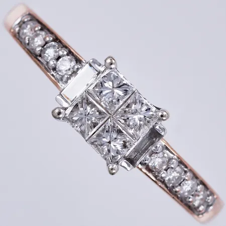 Ring med prinsessslipade diamanter, ca 4x0,15ct, varav en indikerar på syntetiskt, ca 8x0,01ct, stl: 18, bredd: ca 1-6mm, Rosé, 14K Vikt: 2,9 g