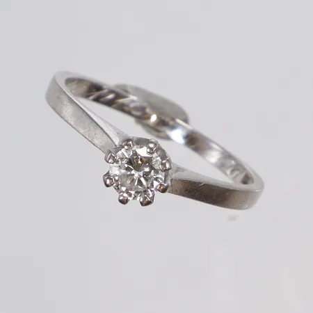 Ring i vitguld med diamant 1xca0,33ct stl 17¼ bredd 1-5mm, gravyr 18K Vikt: 2,8 g