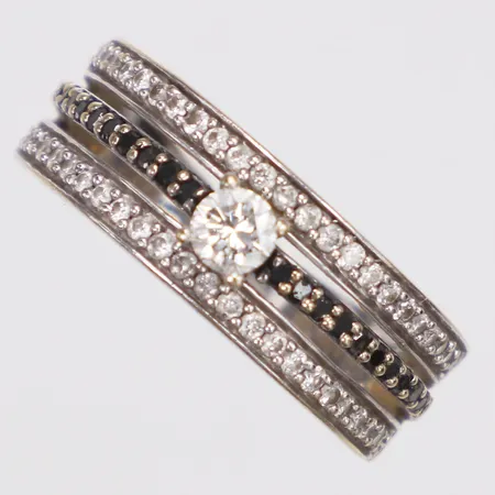 Ring, diamanter 0,55ct enligt gravyr, svarta stenar, stl 17, bredd 2,9-7mm, FAB, vitguld, sten saknas, omrodinering behövs, 18K Vikt: 5 g