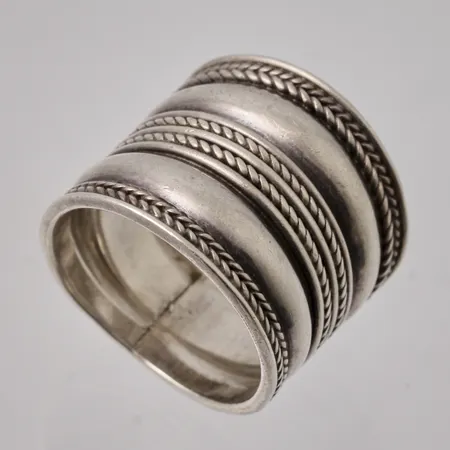 Ring i silver, stl 17, bredd 11,5-18,8mm, 925/1000, vikt 7,45g.