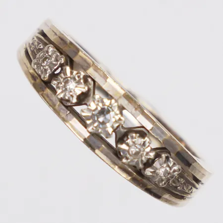 Ring, diamanter 1xca0,03ct+2xca0,01ct2xca0,005ct, stl 16½, bredd 2-6mm, vitguld, 18K Vikt: 3,9 g