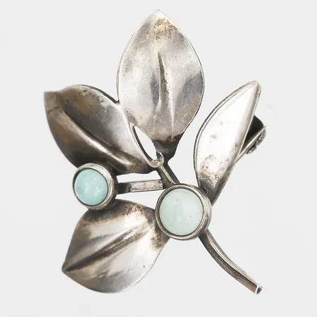 Brosch med turkoser längd: 33mm, bredd: 30mm, Gertrud Engel, år 1954, signerad,  stämplad Sweden MIC, bruksskick, sterling 925/1000 silver.  Vikt: 4,6 g