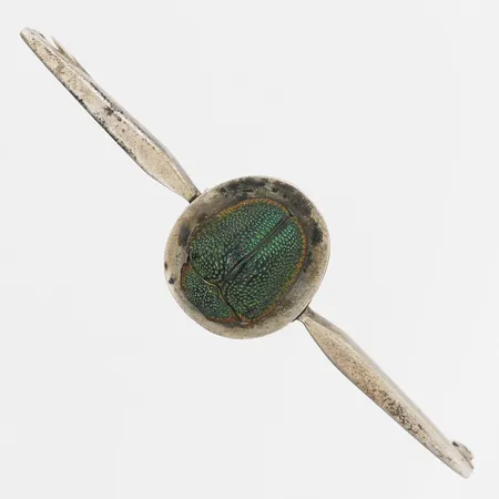 Brosch med skarabé (brasiliansk lövbagge), Wallin & Thorsen, Borås år 1945, längd: 6,5cm, bredd: 2-17mm, mindre ojämnheter, silver.  Vikt: 7,1 g