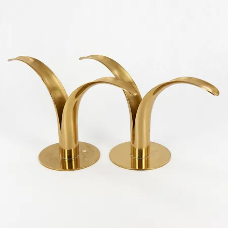 Ett par ljusstakar Lilja, Höjd: 12cm, bredd: 22mm, Skultuna, Formgiven: Ivar Ålenius Björk, Märkt: Sweden-Lily Made in Sweden, Mässing, bruksrepor, 