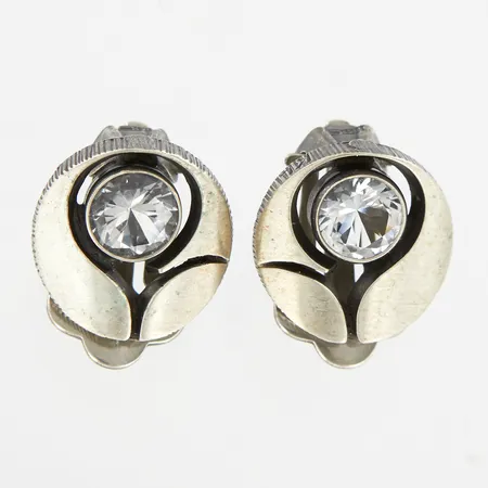 Ett par örhängen med vita stenar, clips, Karl Laine, Ø15mm, 925/1000 Silver Vikt: 7,1 g
