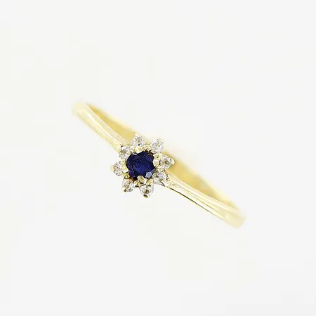Ring, diamanter 8 x ca 0,005ct, blå sten, stl 16¾, bredd 1,5-5,5mm, 14K. Vikt: 1,1 g