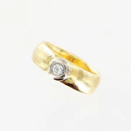 Ring, sten, stl 14¾, bredd 5mm, smärre nagg på sten, 18K. Vikt: 6,6 g