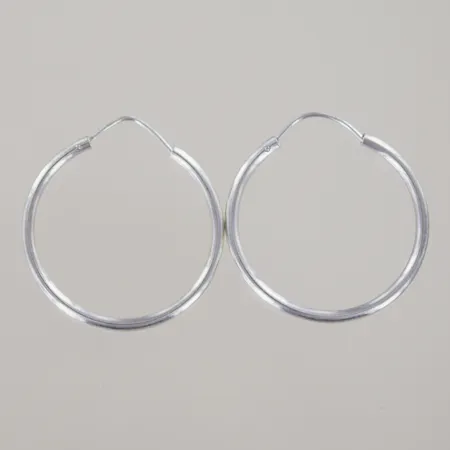 Ett par örhängen, diam 2,5 cm, bredd 2 mm, silver 925/1000 Vikt: 2 g