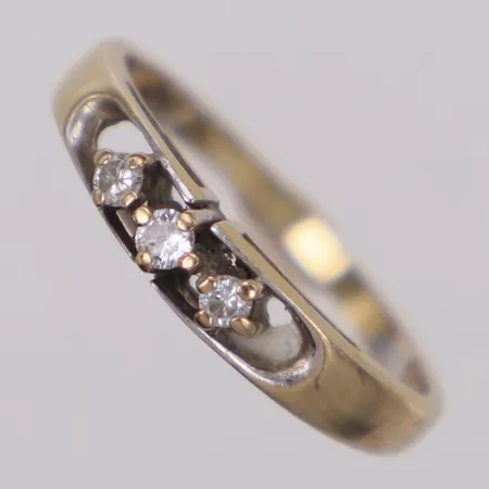 Ring med diamanter 3 x ca. 0,04-0,05ct, stl 17½, bredd: 1,6-4,2mm, vitguld, rodieringsbegov, 18K Vikt: 3,3 g