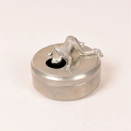 Manschettknappsask, "Orginell" tenn, Widerholm & Dahlberg, Eskilstuna, 1900-talets mitt, ca Ø6cm, bruksslitage, bucklor.