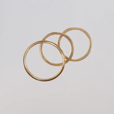 3st Ringar, släta, gravyr 18K Vikt: 10,3 g