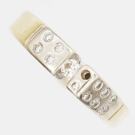 Ring med diamanter 1 x ca 0,05ct, 11 x ca 0,01ct, en sten saknas, en sten med nagg, stl: 17, 14K guld Vikt: 3,9 g