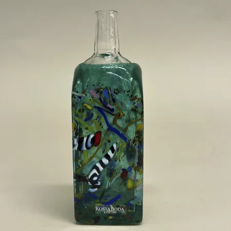 Flaska, Bertil Vallien, Kosta Boda Atelier, handmålat glas, höjd 14cm, signerad och numrerad 8010401000 -91, minimalt nagg vid mynning Skickas med paket.