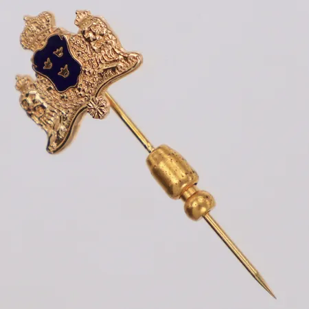 Pin med tre kronor, längd 44,4mm, bredd 1-17,9mm, stopp i oädel metall, 18K Vikt: 4,1 g
