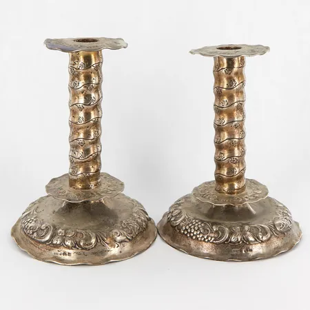 Ett par ljusstakar, höjd: 17cm, delvis fyllda, skevheter/bucklor, stearinrester, silver 800/1000 Vikt: 468 g