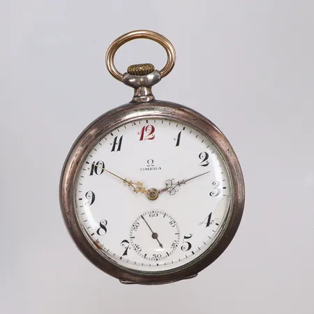 Fickur Omega "Röd-tolva" Ø50mm, manuell uppdragning, boett nr 705053 snr 6326980, defekt urtavla med sprickor och skador, glas löst och går ej att stänga, fungerande skick, ca år 1925, båda boetter i silver 800/1000