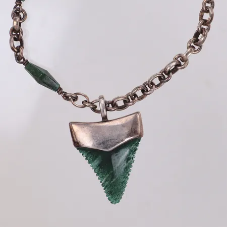 Collier med gröna stenar, längd 51cm, bredd 10mm, hängets längd 47mm, Kum Kum, Bruttovikt 57,4g Vikt: 57,4 g