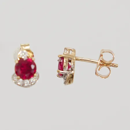 Ett par örhängen med röda och vita stenar, ca 9x6mm, stift, ena stop oädel metall, 8K,  Vikt: 1,3 g