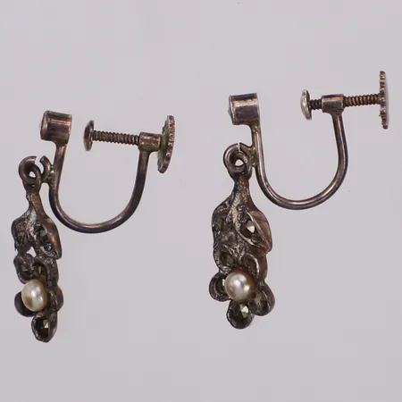 Ett par örhängen med markasiter längd 21mm, skruvlås, 835/1000 silver Vikt: 2,5 g