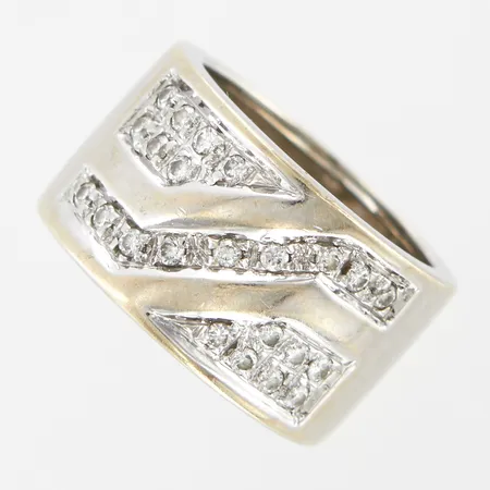 Ring vitguld med diamanter 23x0,02ct, stl 16¼, bredd ca 12mm, behov av omrodinering, 18K Vikt: 11 g