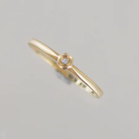 Ring med liten diamant, Ø 17 mm, 18K Vikt: 1,1 g
