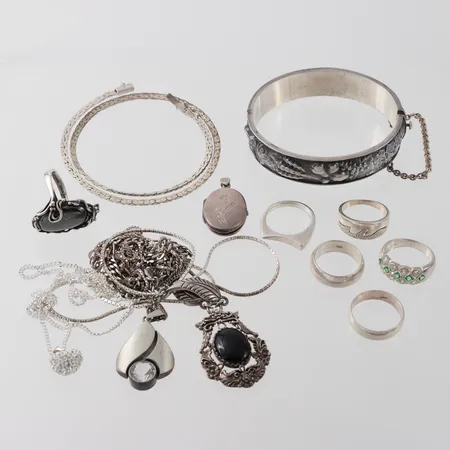 Diverse silversmycken bla Finland. Vikt: 139 g