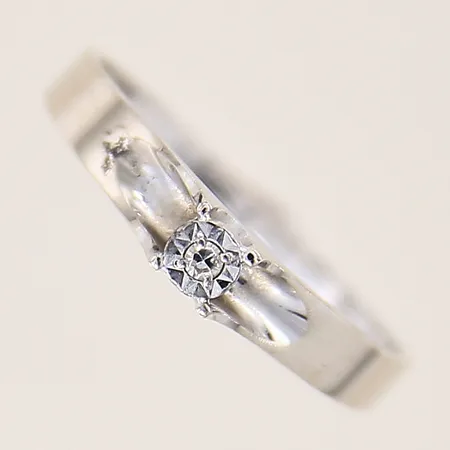 Ring med diamant ca 0,005ct, stl: 17¾, bredd: 1,8-3,5mm, vitguld, 18K  Vikt: 1,8 g