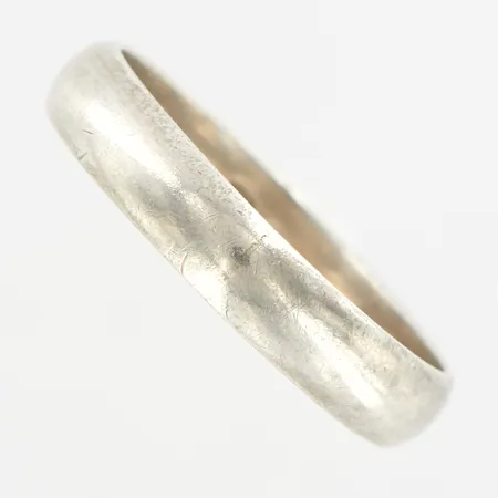 Ring, stl 20¼, bredd ca 4mm, 925/1000 Silver Vikt: 3,2 g